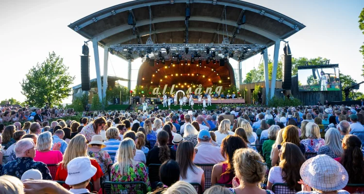 Peg Parneviks succésommar: Från folkfest i Örnsköldsvik till drömmen om Allsång på Skansen