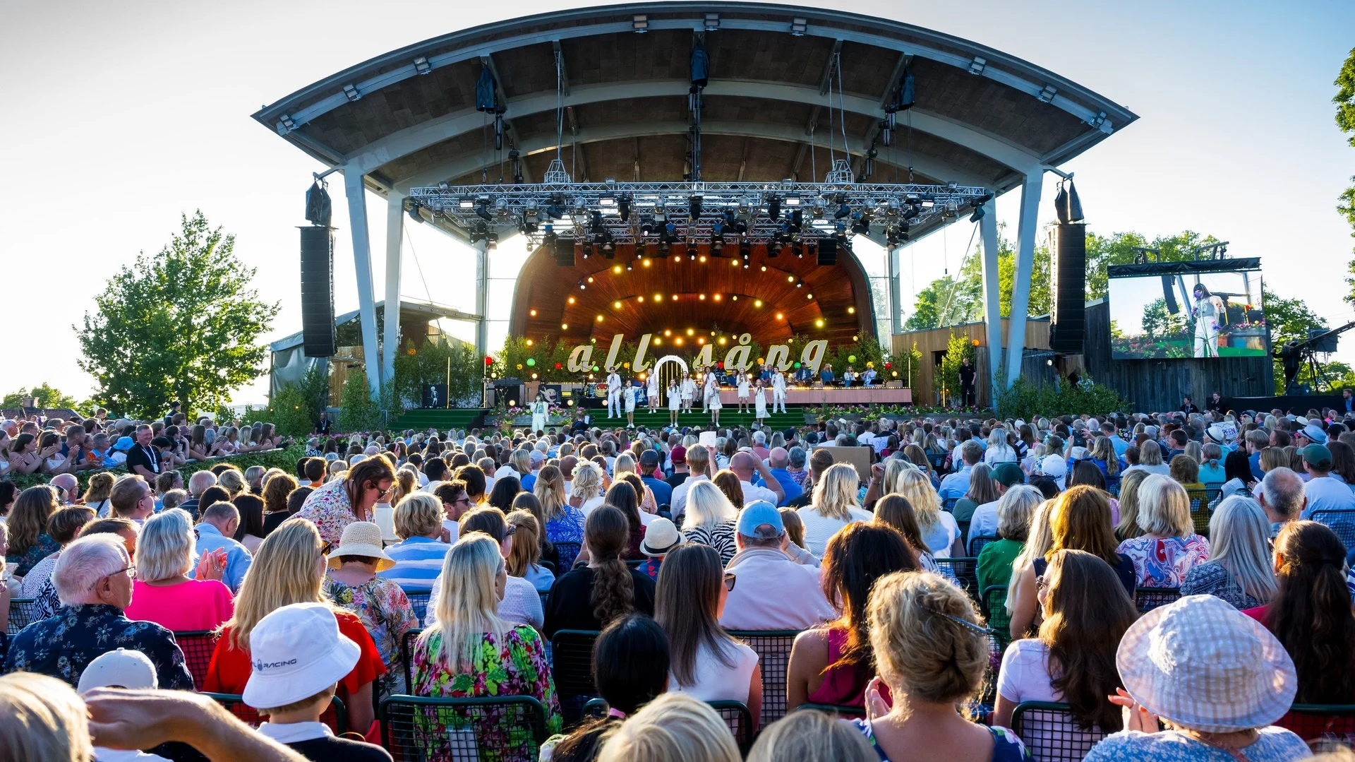 Peg Parneviks succésommar: Från folkfest i Örnsköldsvik till drömmen om Allsång på Skansen