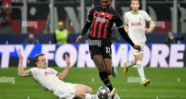 Rafael Leaos Karriär i Farlig Balance - Tottenham erbjuder Milans Ytter