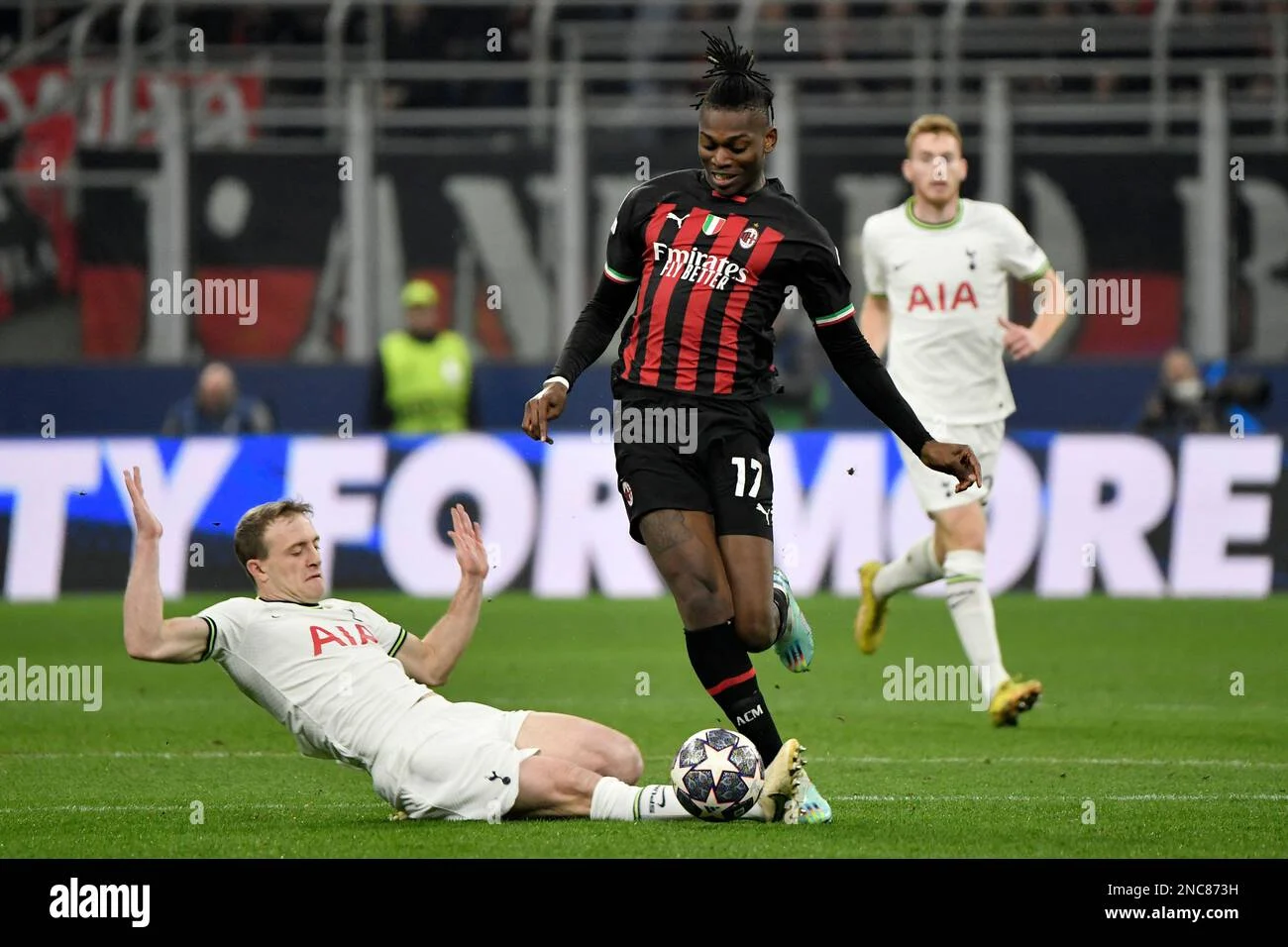 Rafael Leaos Karriär i Farlig Balance - Tottenham erbjuder Milans Ytter
