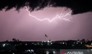 Se-Alert: Badai Panas, Petir Berbahaya, dan Keadaan Darurat Api di Seluruh Dunia Se-Alert: Badai Panas, Petir Berbahaya, dan Keadaan Darurat Api di Seluruh Dunia