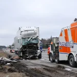 Dödsolyckan på E18: Ung man dör i frontalkrock med lastbil