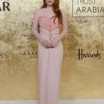Emma Roberts Menyuntingi Kenangan Melalui Dua Gaun Pengantin Bernuansa Nostalgia