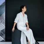 Josephine Anni Pre-Fall 2026: Mode som raderar gränsen mellan arbetsdag och kvällsliv