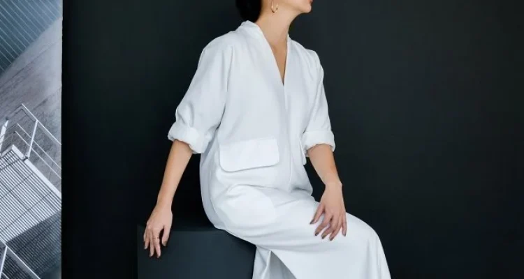 Josephine Anni Pre-Fall 2026: Mode som raderar gränsen mellan arbetsdag och kvällsliv