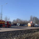 Personbilar i krock med lastbil och tåg: Varningar och stopp på vägar