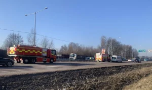 Personbilar i krock med lastbil och tåg: Varningar och stopp på vägar