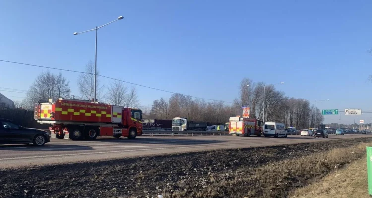 Personbilar i krock med lastbil och tåg: Varningar och stopp på vägar