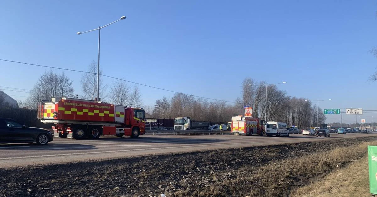 Personbilar i krock med lastbil och tåg: Varningar och stopp på vägar