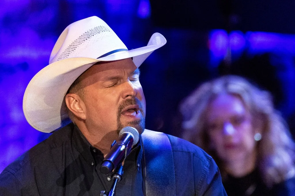 Ticketmaster Kembali Berita: Garth Brooks Membuat Rekor Penjualan Tiket, Holly Rowe Menentang Biaya Layanan di Olimpiade LA28