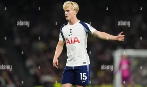 Tottenham Hotspur FC: Bergvall Får Chans att Behålla Posten, Medan Gakpo Jagas