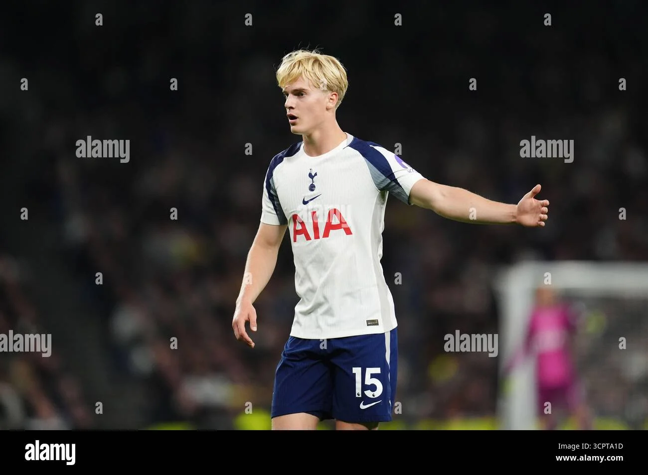 Tottenham Hotspur FC: Bergvall Får Chans att Behålla Posten, Medan Gakpo Jagas